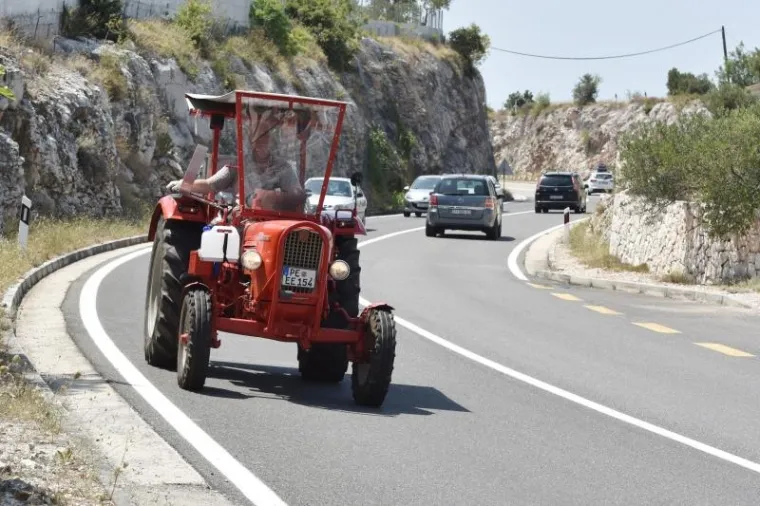 KAKAV POTHVAT: Nijemac do Primo&scaron;tena putovao traktorom