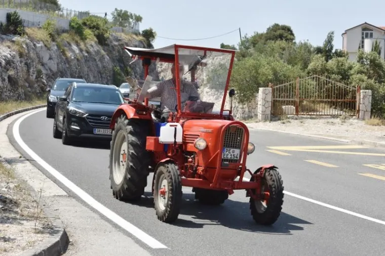 KAKAV POTHVAT: Nijemac do Primo&scaron;tena putovao traktorom
