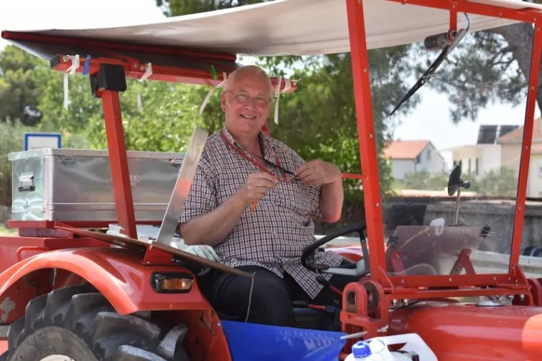 KAKAV POTHVAT: Nijemac do Primo&scaron;tena putovao traktorom