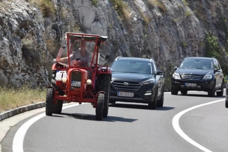 KAKAV POTHVAT: Nijemac do Primo&scaron;tena putovao traktorom