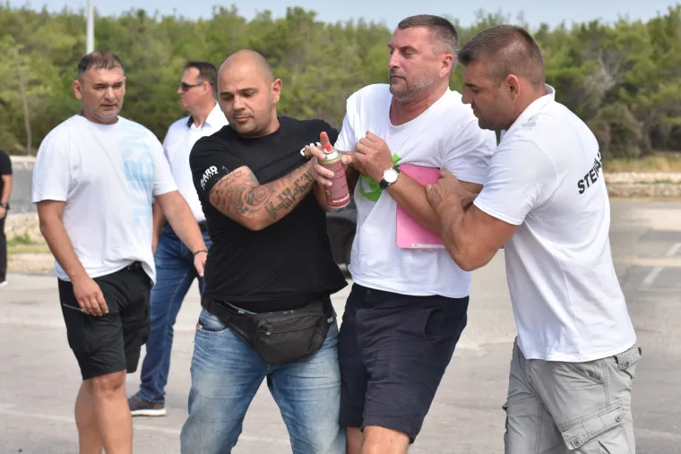 Okr&scaron;aj kod Zrća: redari opet otjerali udrugu biv&scaron;ih ovisnika