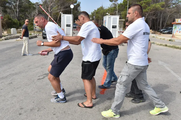 Okr&scaron;aj kod Zrća: redari opet otjerali udrugu biv&scaron;ih ovisnika