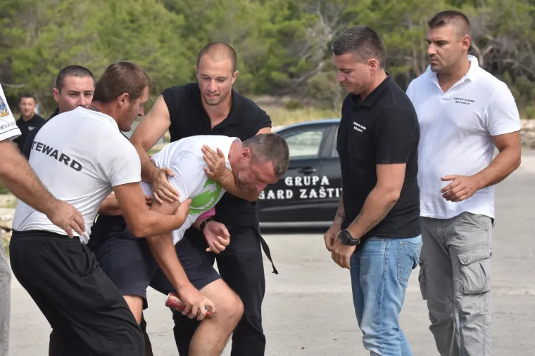 Okr&scaron;aj kod Zrća: redari opet otjerali udrugu biv&scaron;ih ovisnika