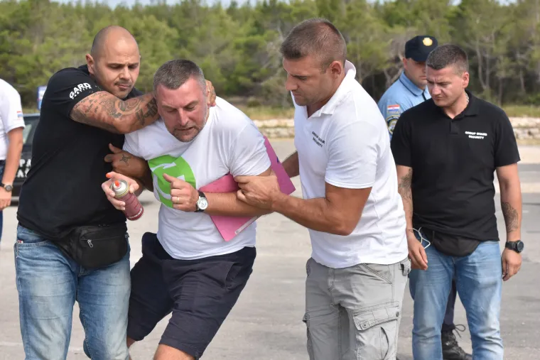 Okr&scaron;aj kod Zrća: redari opet otjerali udrugu biv&scaron;ih ovisnika