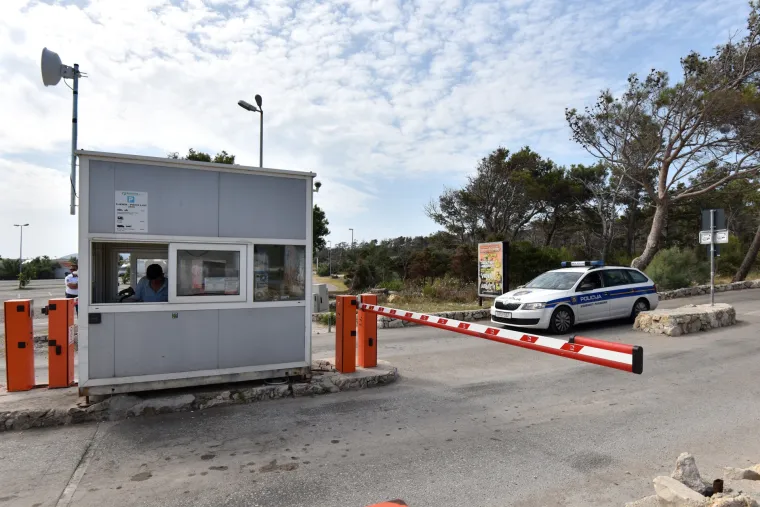 Okr&scaron;aj kod Zrća: redari opet otjerali udrugu biv&scaron;ih ovisnika