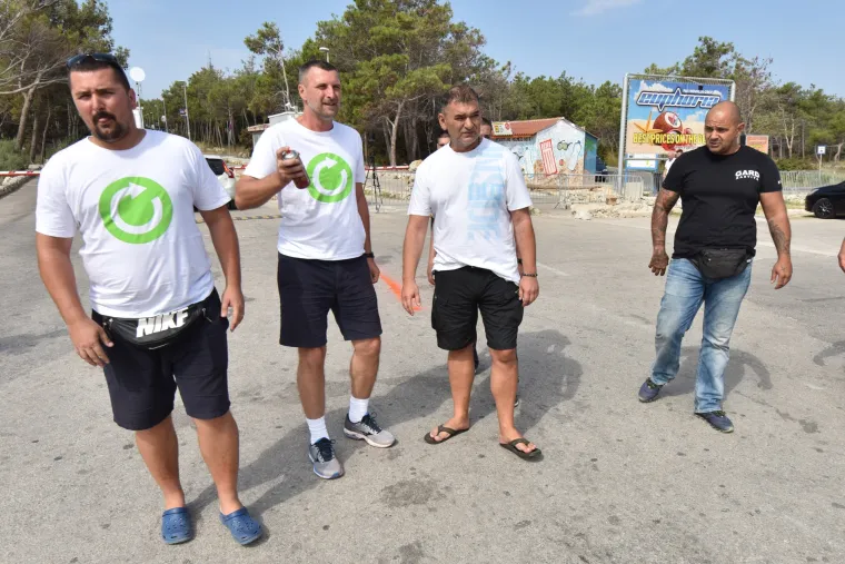 Okr&scaron;aj kod Zrća: redari opet otjerali udrugu biv&scaron;ih ovisnika