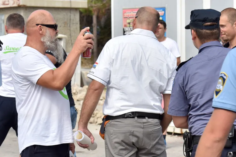 Okr&scaron;aj kod Zrća: redari opet otjerali udrugu biv&scaron;ih ovisnika