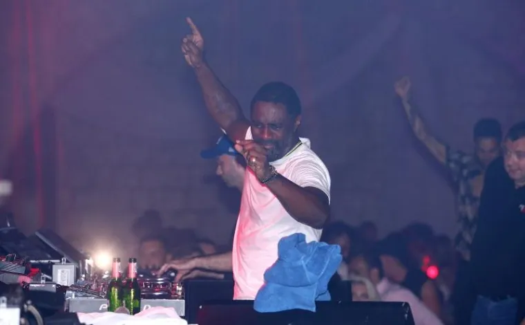 Poznati engleski glumac Idris Elba nastupio je kao glavna DJ zvijezda na zadnjoj večeri Dubrovnik Electronic Festivala u klubu Revelin. Idris Elba, priznati hollywoodski glumac i DJ samo za posebne angažmane, poznat je po ulozi u seriji "Doušnici" HBO-a, Pacific Rim, kriminalističkoj seriji Luther u kojoj je igrao glavnu ulogu, te filmskim ostvarenjima u Star Trek Beyond, Prometeju, Thoru.