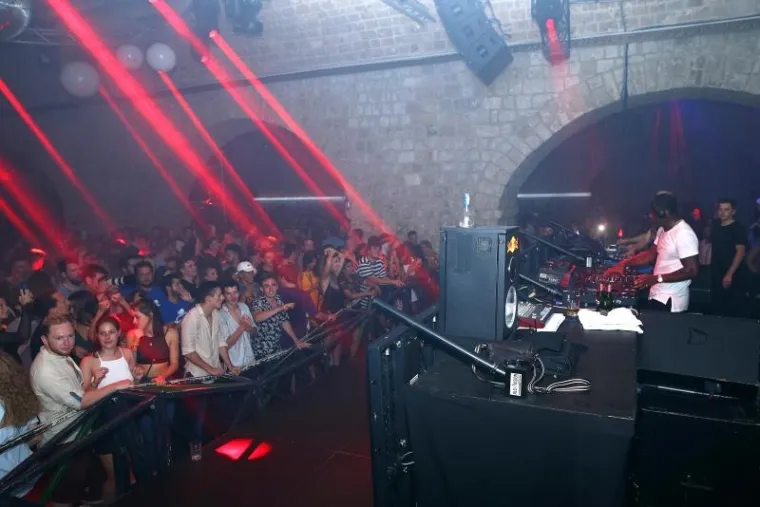 SPEKTAKL U DUBROVNIKU: Poznati hollywoodski glumac preuzeo DJ pult i oduševio legendarni Revelin