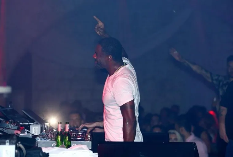 SPEKTAKL U DUBROVNIKU: Poznati hollywoodski glumac preuzeo DJ pult i odu&scaron;evio legendarni Revelin