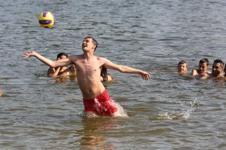 ZABORAVITE NA MORE, PRAVA LJEPOTA KRIJE SE NA DRAVI: Osječanke pokazale da nije sva zabava ovog ljeta na Jadranu