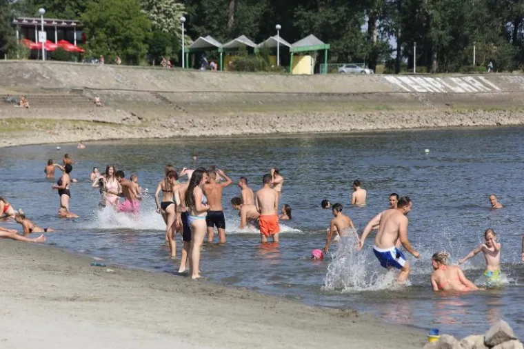 ZABORAVITE NA MORE, PRAVA LJEPOTA KRIJE SE NA DRAVI: Osječanke pokazale da nije sva zabava ovog ljeta na Jadranu