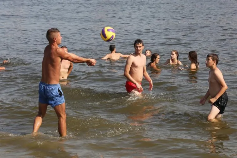 ZABORAVITE NA MORE, PRAVA LJEPOTA KRIJE SE NA DRAVI: Osječanke pokazale da nije sva zabava ovog ljeta na Jadranu