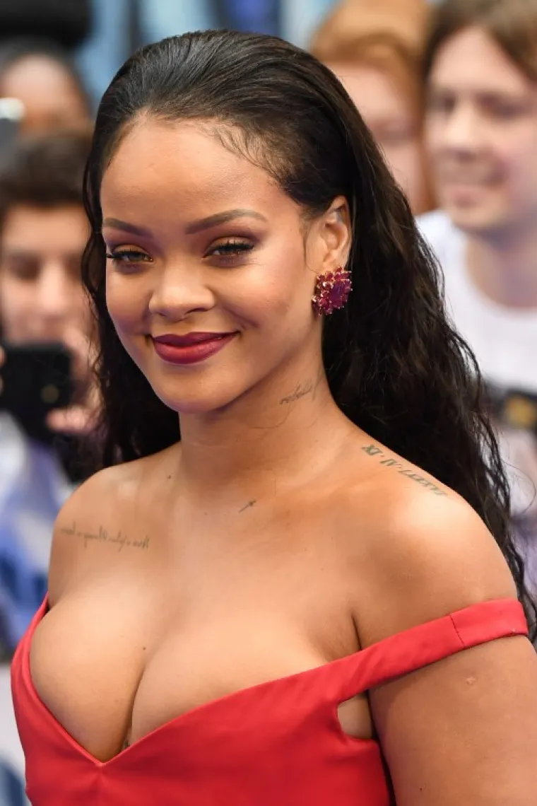 KAKVA BOMBA: Rihanna na europskoj premijeri filma Valerian omamila je publiku 'moćnim' dekolteom
