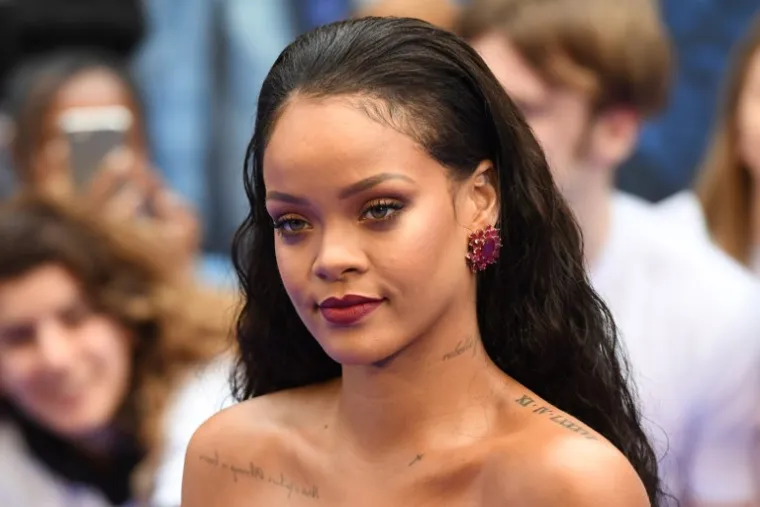 KAKVA BOMBA: Rihanna na europskoj premijeri filma Valerian omamila je publiku 'moćnim' dekolteom