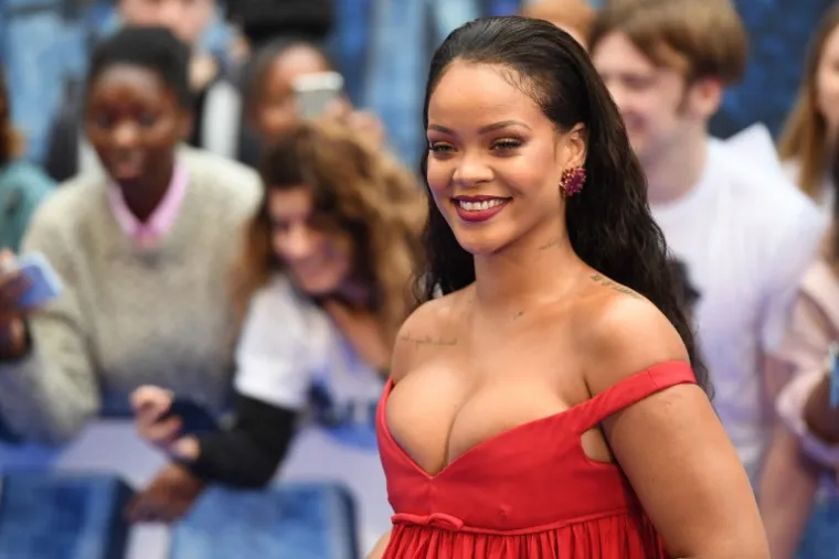 KAKVA BOMBA: Rihanna na europskoj premijeri filma Valerian omamila je publiku 'moćnim' dekolteom
