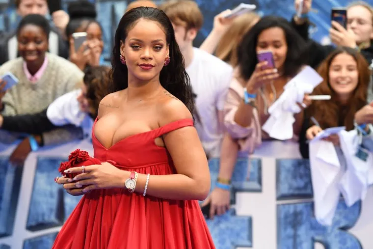 KAKVA BOMBA: Rihanna na europskoj premijeri filma Valerian omamila je publiku 'moćnim' dekolteom