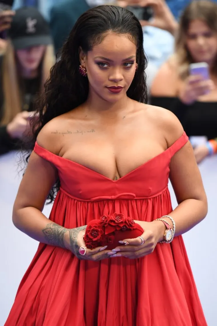 Rihanna: Pjevačica je 2013. godine na svom Twitteru u dva navrata pisala o horoskopu. Evo &scaron;to kaže. "Ribe se uvijek drže svog uskog kruga ljudi.... I nikad nisu bile zainteresirane za privremena prijateljstva." "Kažu da su Ribe bipolarne i uopće toga nisu svjesne. Lažiiii! Ja sam savr&scaron;eno svjesna svog poremećaja!"