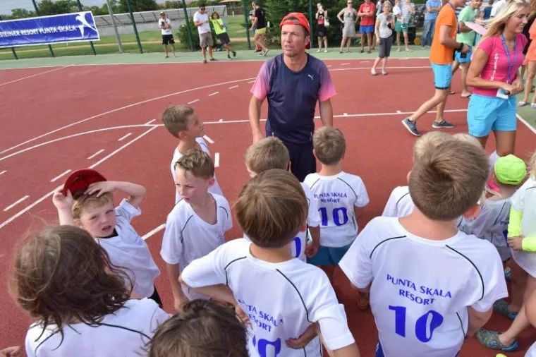 Bivša njemačka nogometna zvijezda Lothar Matthaus ljetuje u Punta Skali. Danas je organizirao za djecu i tinejdžere malu školu nogometa gdje je djeci davao savjete.