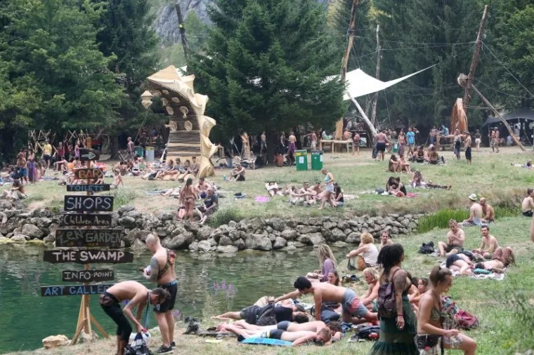 U Primi&scaron;lju kod Slunja održava se festival psihodelične glazbe Momento Demento. Na festivalu boravi oko &scaron;est tisuća posjetitelja iz cijelog svijeta koji uživaju u netaknutoj prirodi uz rijeku Mrežnicu zabavljajući se uz alternativnu glazbu svjetskih DJ-a. MoDem fest održava se od 24. do 30. srpnja.