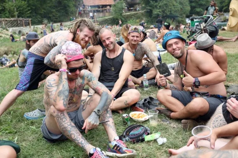 FESTIVAL PSIHODELIČNE GLAZBE: Na obale Mrežnice stiglo 6000 ljudi iz cijelog svijeta