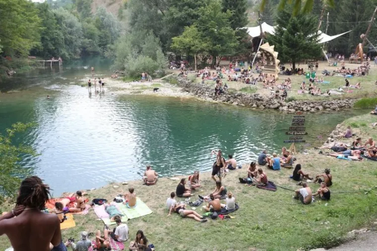 FESTIVAL PSIHODELIČNE GLAZBE: Na obale Mrežnice stiglo 6000 ljudi iz cijelog svijeta