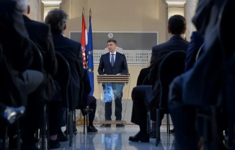 Na komemoraciji u povodu smrti biv&scaron;eg predsjednika hrvatske Vlade Hrvoje &Scaron;arinića u zagrebačkom muzeju Mimara brojni prijatelji i suradnici prisjetili su se njegova života i rada, te &Scaron;arinićevih aktivnosti kao političara i političkog dužnosnika, a premijer Andrej Plenković posebice je istaknuo &Scaron;arinićev osjećaj državnotvnornosti i domoljublja.