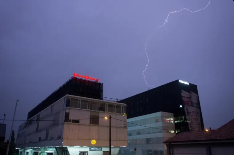JAKO GRMLJAVINSKO NEVRIJEME: Nova oluja i ki&scaron;a na &scaron;irem zagrebačkom području
