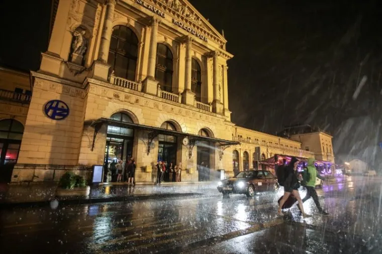 U večernjim satima Zagreb je pogodilo grmljavinsko nevrijeme s jakom ki&scaron;om.