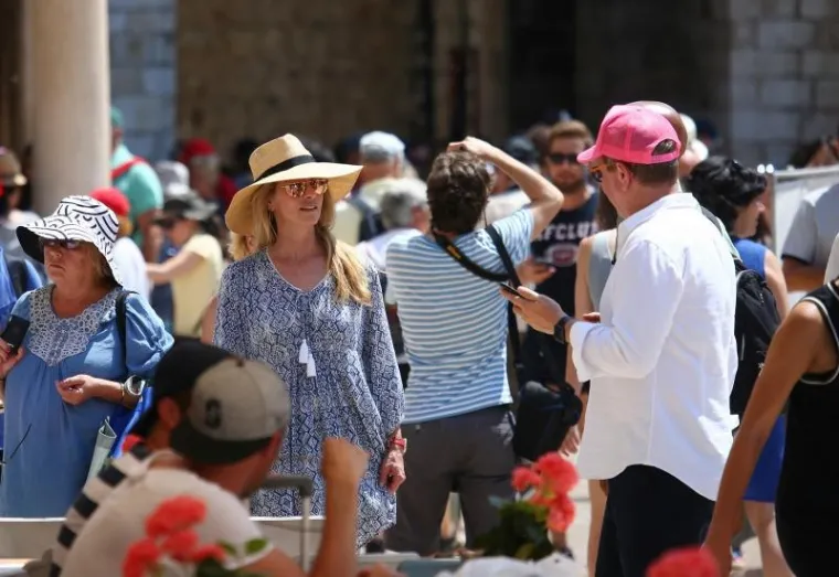 Laurene Powell, udovica Stevea Jobsa, ovih je dana u društvu dečka, bivšeg gradonačelnika Washingtona Adriana Fentyja te njihovih prijatelja plovila Jadranskim morem na jahti Venus. Dolaskom u Dubrovnik oprostili su se s prijateljima te su svratili u jezgru starog grada gdje ih je čekala kći Stevea Jobsa i Laurene Powell, Eve Jobs s prijateljem. Zajedno su prošetali do luke te nastavili svoje putovanje na jahti.