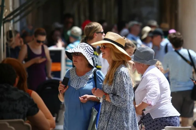 UDOVICA STEVEA JOBSA KRSTARI JADRANOM: U društvu dečka prošetala Dubrovnikom, dočekala je kći Eve