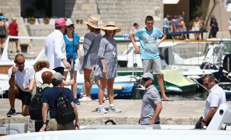 UDOVICA STEVEA JOBSA KRSTARI JADRANOM: U društvu dečka prošetala Dubrovnikom, dočekala je kći Eve