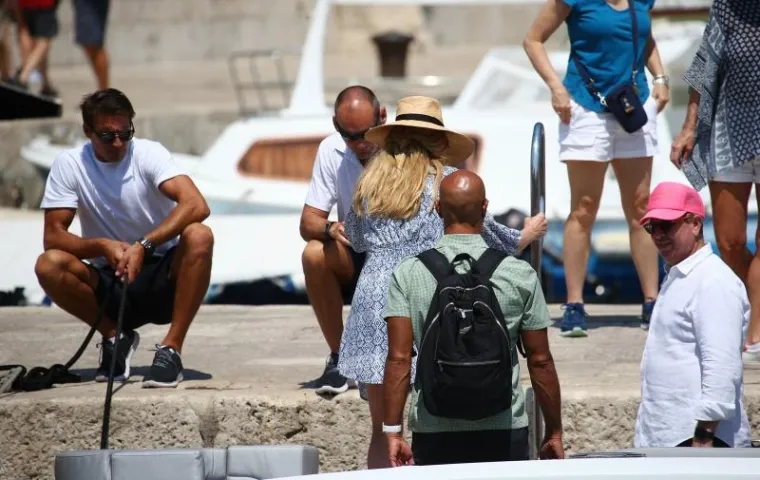 UDOVICA STEVEA JOBSA KRSTARI JADRANOM: U društvu dečka prošetala Dubrovnikom, dočekala je kći Eve