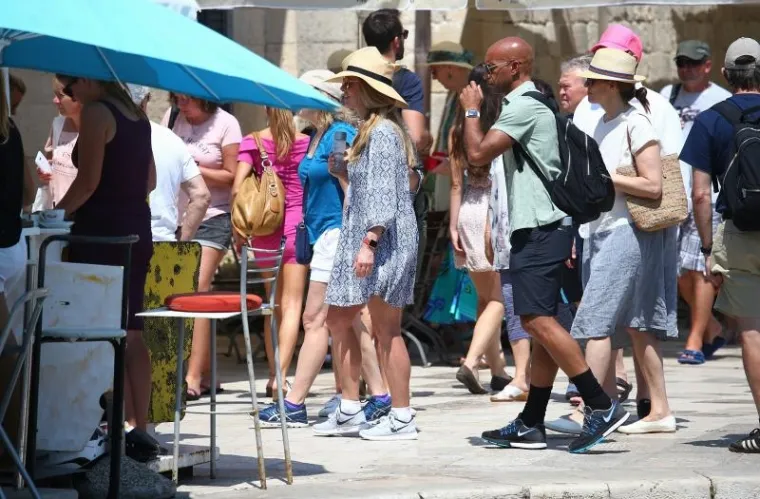 UDOVICA STEVEA JOBSA KRSTARI JADRANOM: U društvu dečka prošetala Dubrovnikom, dočekala je kći Eve