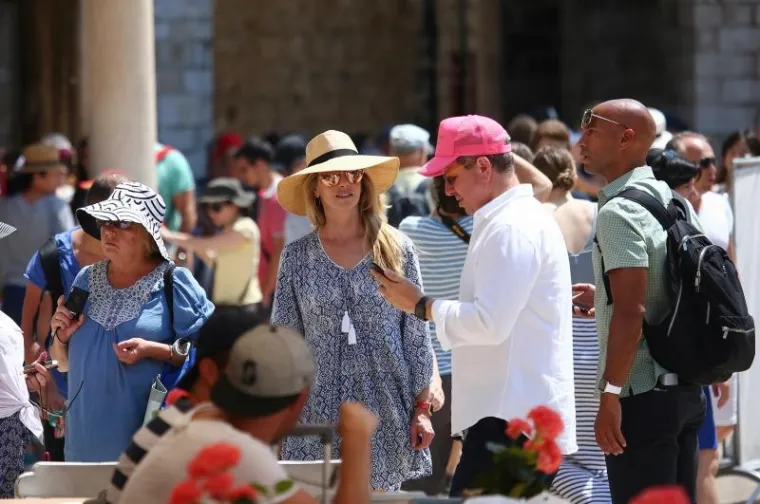 UDOVICA STEVEA JOBSA KRSTARI JADRANOM: U društvu dečka prošetala Dubrovnikom, dočekala je kći Eve