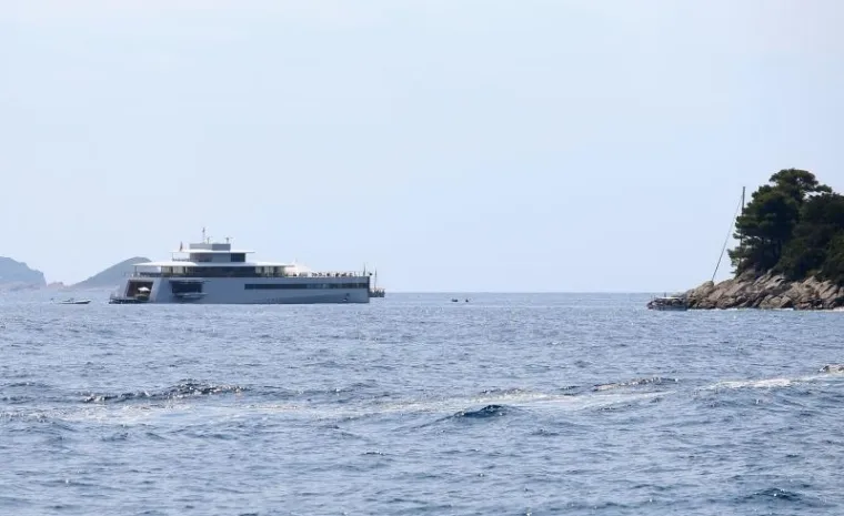 UDOVICA STEVEA JOBSA KRSTARI JADRANOM: U društvu dečka prošetala Dubrovnikom, dočekala je kći Eve
