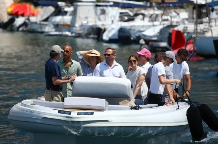 UDOVICA STEVEA JOBSA KRSTARI JADRANOM: U društvu dečka prošetala Dubrovnikom, dočekala je kći Eve