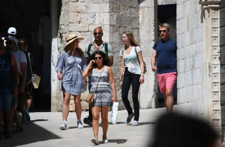 UDOVICA STEVEA JOBSA KRSTARI JADRANOM: U dru&scaron;tvu dečka pro&scaron;etala Dubrovnikom, dočekala je kći Eve