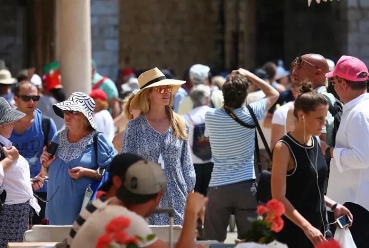 UDOVICA STEVEA JOBSA KRSTARI JADRANOM: U dru&scaron;tvu dečka pro&scaron;etala Dubrovnikom, dočekala je kći Eve