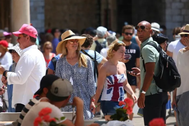 UDOVICA STEVEA JOBSA KRSTARI JADRANOM: U dru&scaron;tvu dečka pro&scaron;etala Dubrovnikom, dočekala je kći Eve