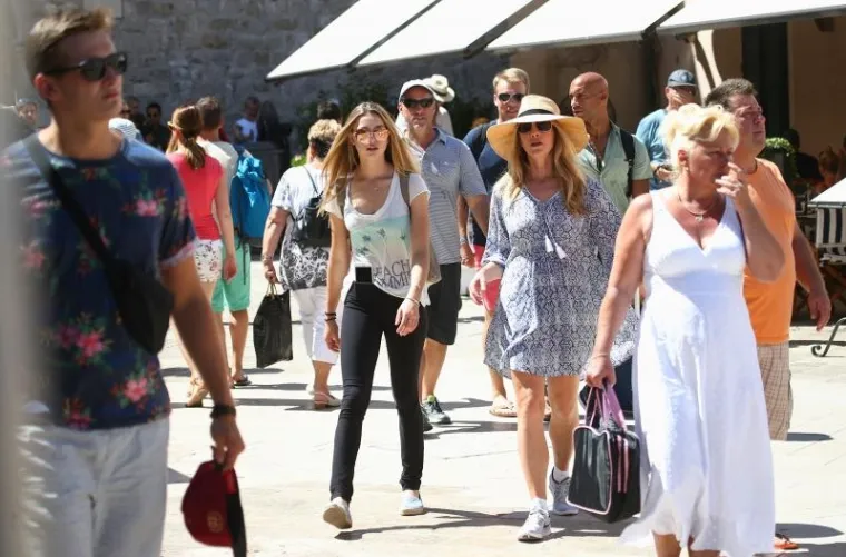 UDOVICA STEVEA JOBSA KRSTARI JADRANOM: U dru&scaron;tvu dečka pro&scaron;etala Dubrovnikom, dočekala je kći Eve