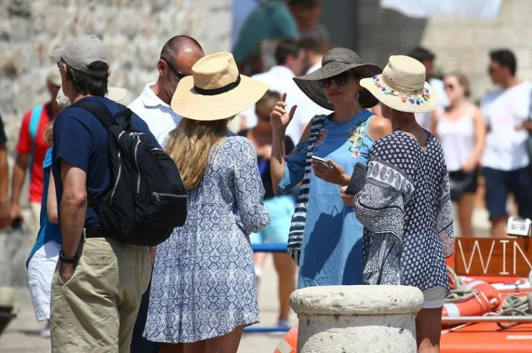 UDOVICA STEVEA JOBSA KRSTARI JADRANOM: U dru&scaron;tvu dečka pro&scaron;etala Dubrovnikom, dočekala je kći Eve
