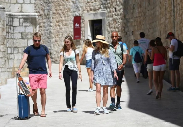 UDOVICA STEVEA JOBSA KRSTARI JADRANOM: U dru&scaron;tvu dečka pro&scaron;etala Dubrovnikom, dočekala je kći Eve