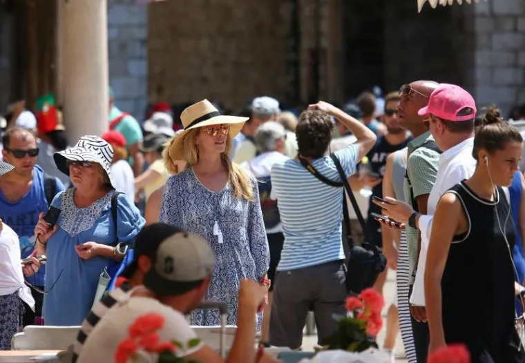 UDOVICA STEVEA JOBSA KRSTARI JADRANOM: U dru&scaron;tvu dečka pro&scaron;etala Dubrovnikom, dočekala je kći Eve