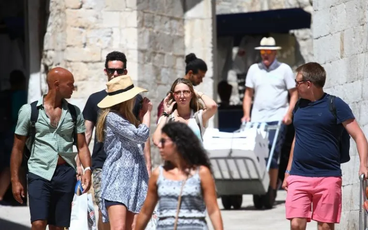 UDOVICA STEVEA JOBSA KRSTARI JADRANOM: U dru&scaron;tvu dečka pro&scaron;etala Dubrovnikom, dočekala je kći Eve