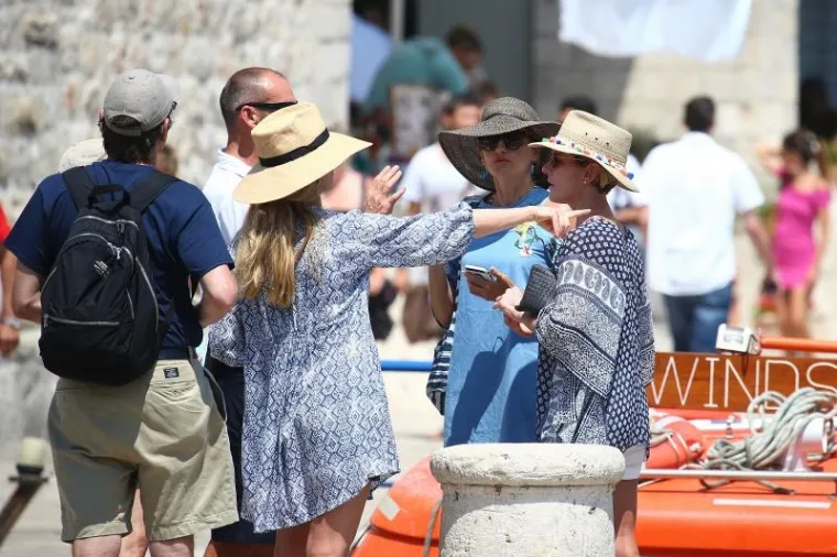 UDOVICA STEVEA JOBSA KRSTARI JADRANOM: U dru&scaron;tvu dečka pro&scaron;etala Dubrovnikom, dočekala je kći Eve