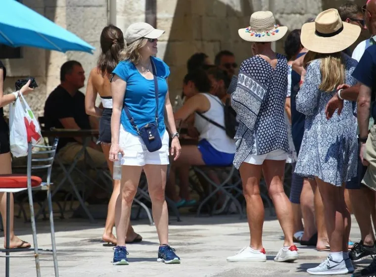 UDOVICA STEVEA JOBSA KRSTARI JADRANOM: U dru&scaron;tvu dečka pro&scaron;etala Dubrovnikom, dočekala je kći Eve