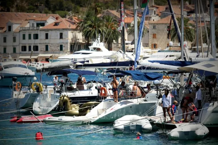 Sunčan dan i lijepo vrijeme turistima pogoduju za uživanje u odmoru na otoku Hvaru.