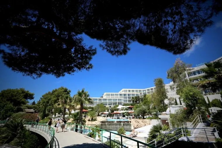 SUNCE, MORE, SOL - I OBLINE: Seksi turistice ljetuju na Hvaru i mame uzdahe u minijaturnim bikinijima