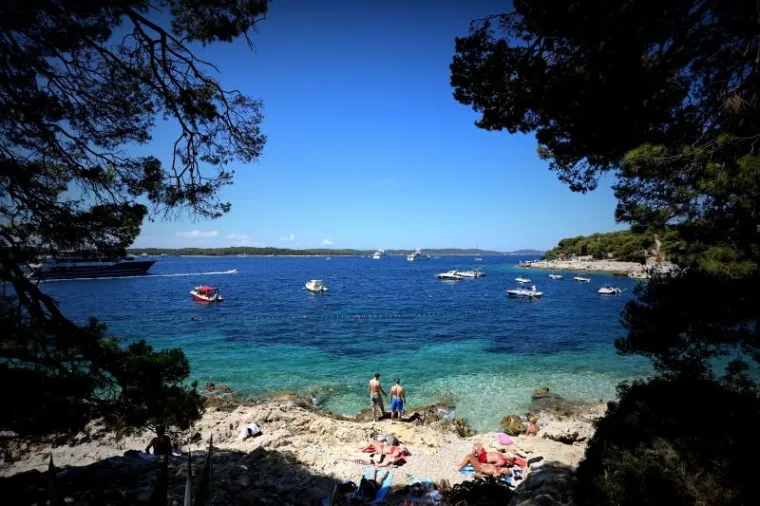 SUNCE, MORE, SOL - I OBLINE: Seksi turistice ljetuju na Hvaru i mame uzdahe u minijaturnim bikinijima